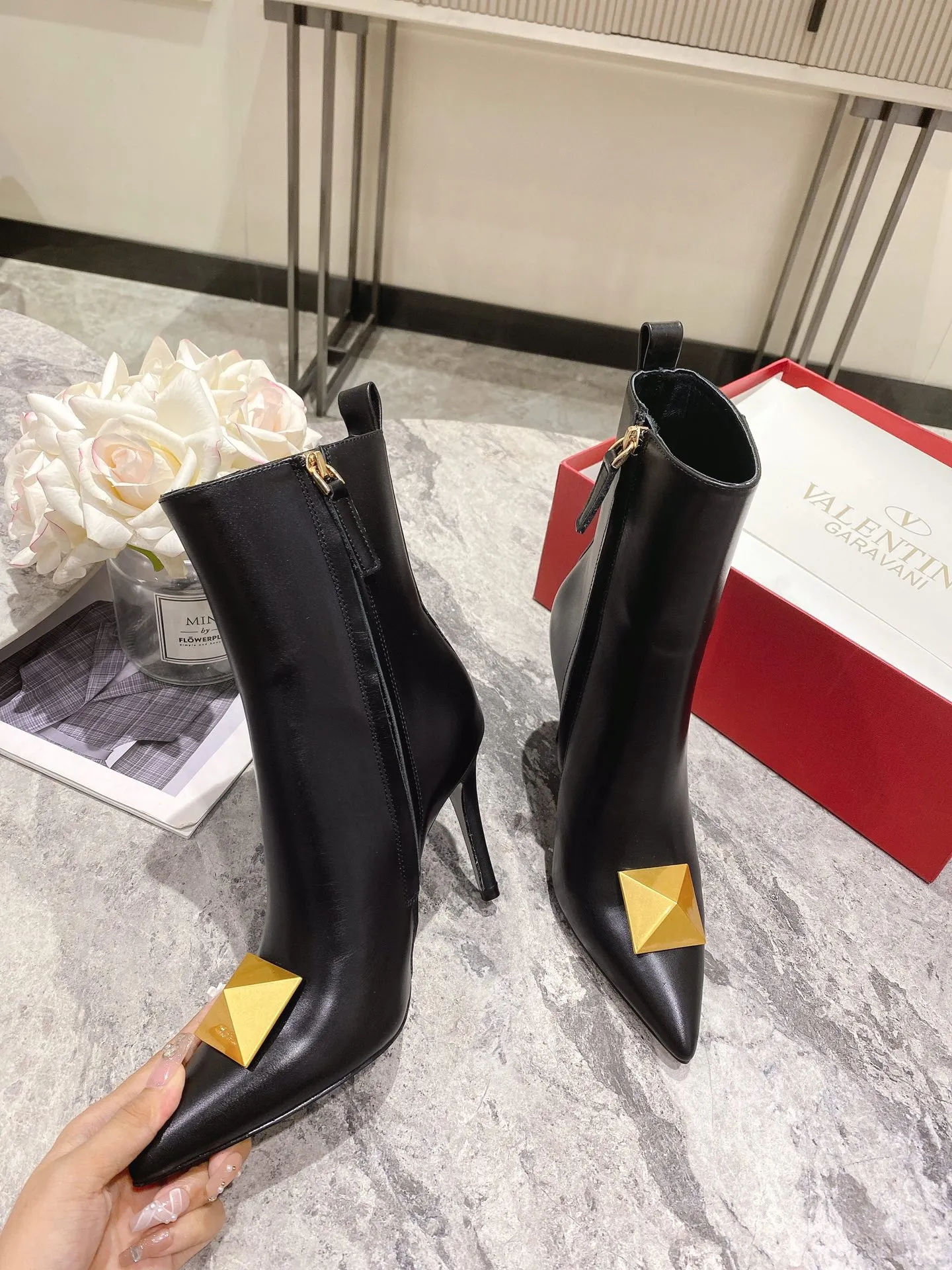 👟👟Ex-factory price 540👟👟 Genuine leather sole +40 [Valentino] Valentino autumn and winter fashion women's boots: comfortable and versatile, making your legs look longer! Fabric: Imported first-layer cowhide ⚡With inner zipper version ⚡The lining and feet are all high-end sheepskin! Outsole: There are two options: non-slip and wear-resistant rubber outsole and Italian leather outsole ~ equipped with Warren's [Pyramid] special buckle that will not rust. Number of yards: 35−41 (customized for sizes 34-42): rubber sole, - genuine leather sole +40